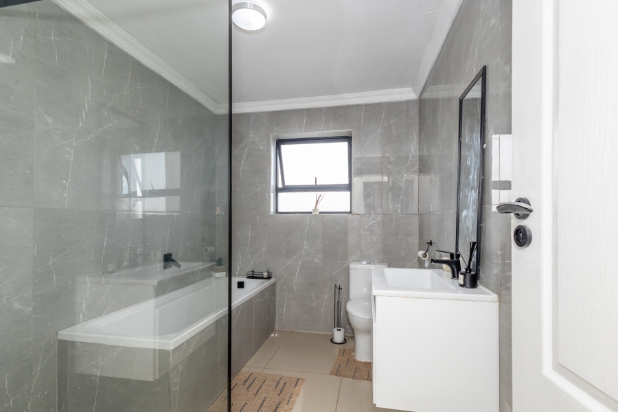 6 Bedroom Property for Sale in Jakarandas Western Cape